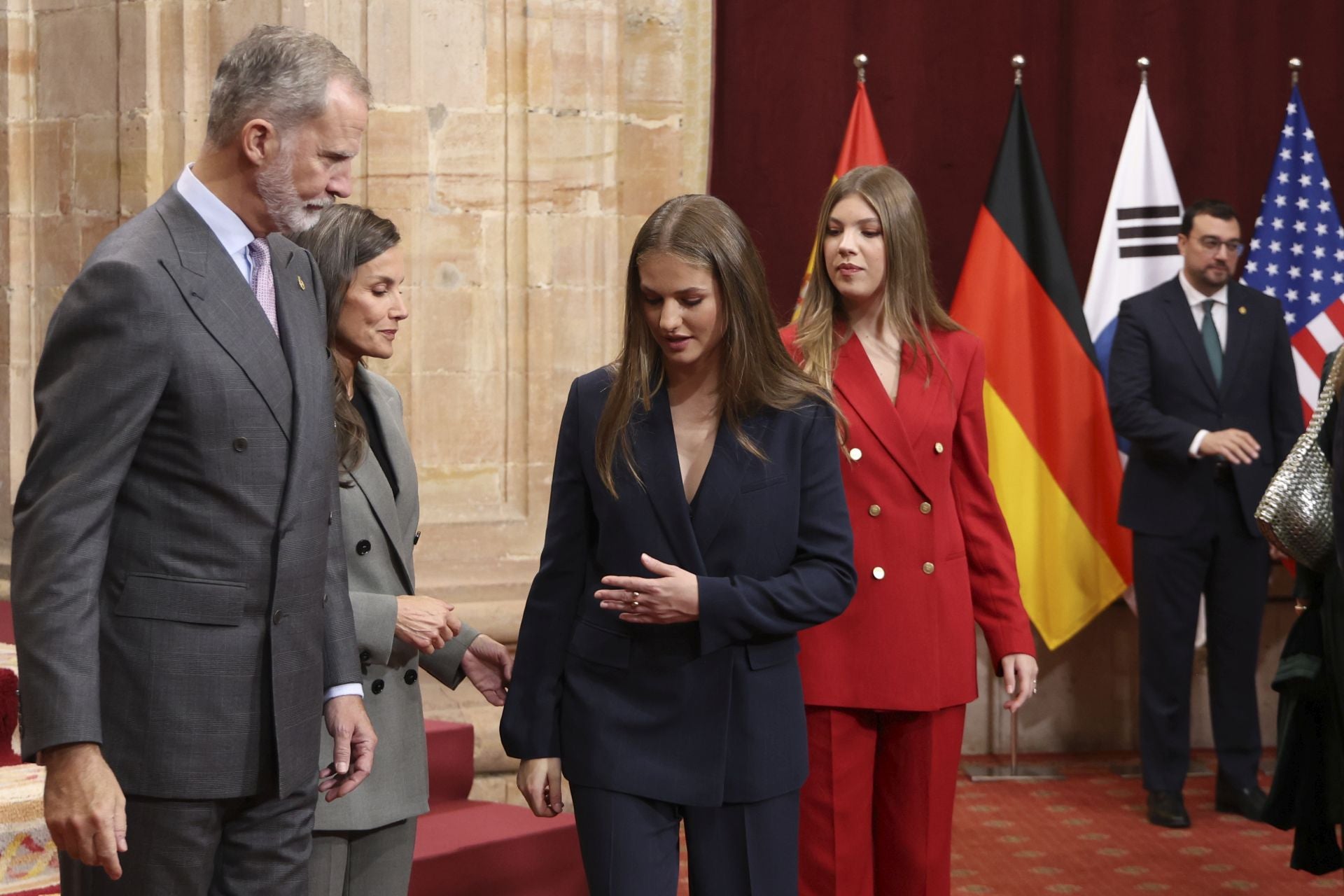 Muchas sonrisas y calurosos saludos en las audiencias de la Familia Real en el Reconquista