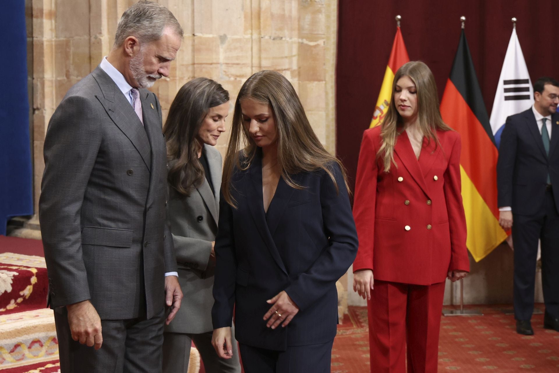 Muchas sonrisas y calurosos saludos en las audiencias de la Familia Real en el Reconquista