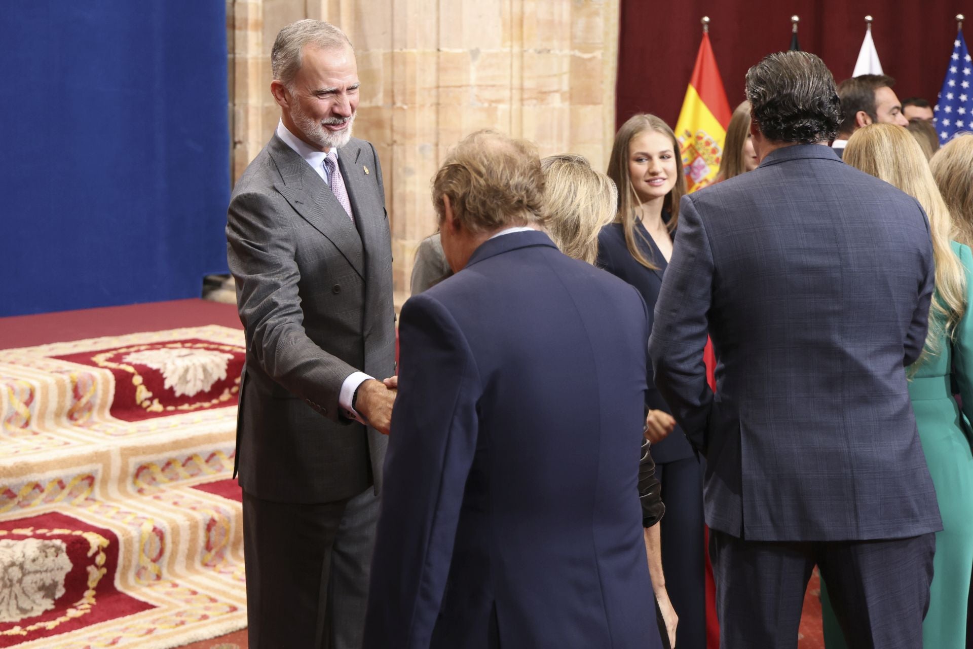 Muchas sonrisas y calurosos saludos en las audiencias de la Familia Real en el Reconquista