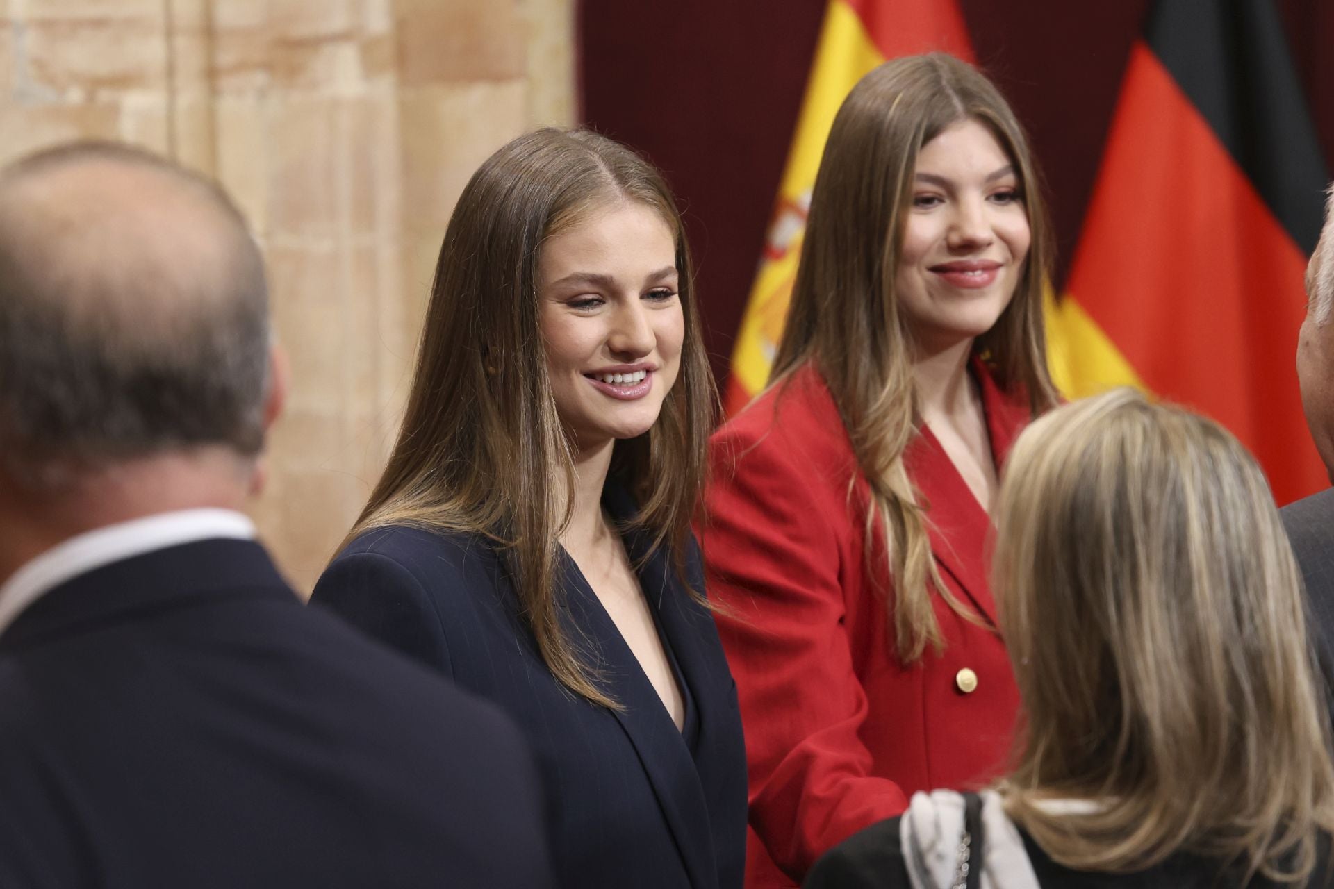 Muchas sonrisas y calurosos saludos en las audiencias de la Familia Real en el Reconquista