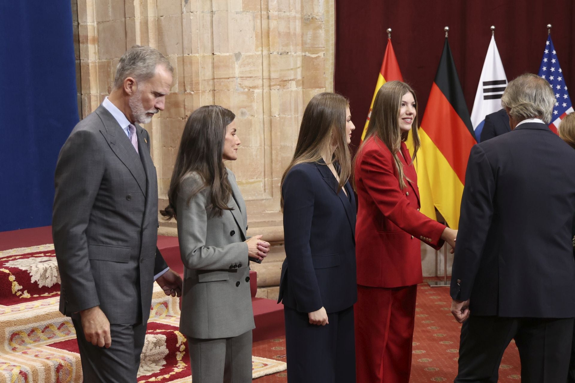 Muchas sonrisas y calurosos saludos en las audiencias de la Familia Real en el Reconquista
