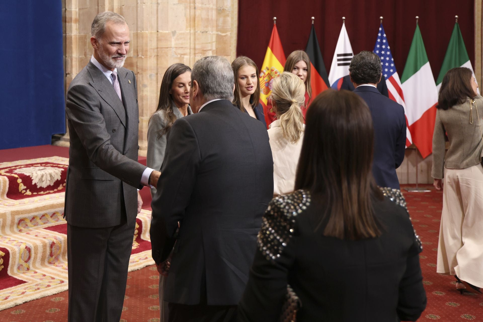 Muchas sonrisas y calurosos saludos en las audiencias de la Familia Real en el Reconquista