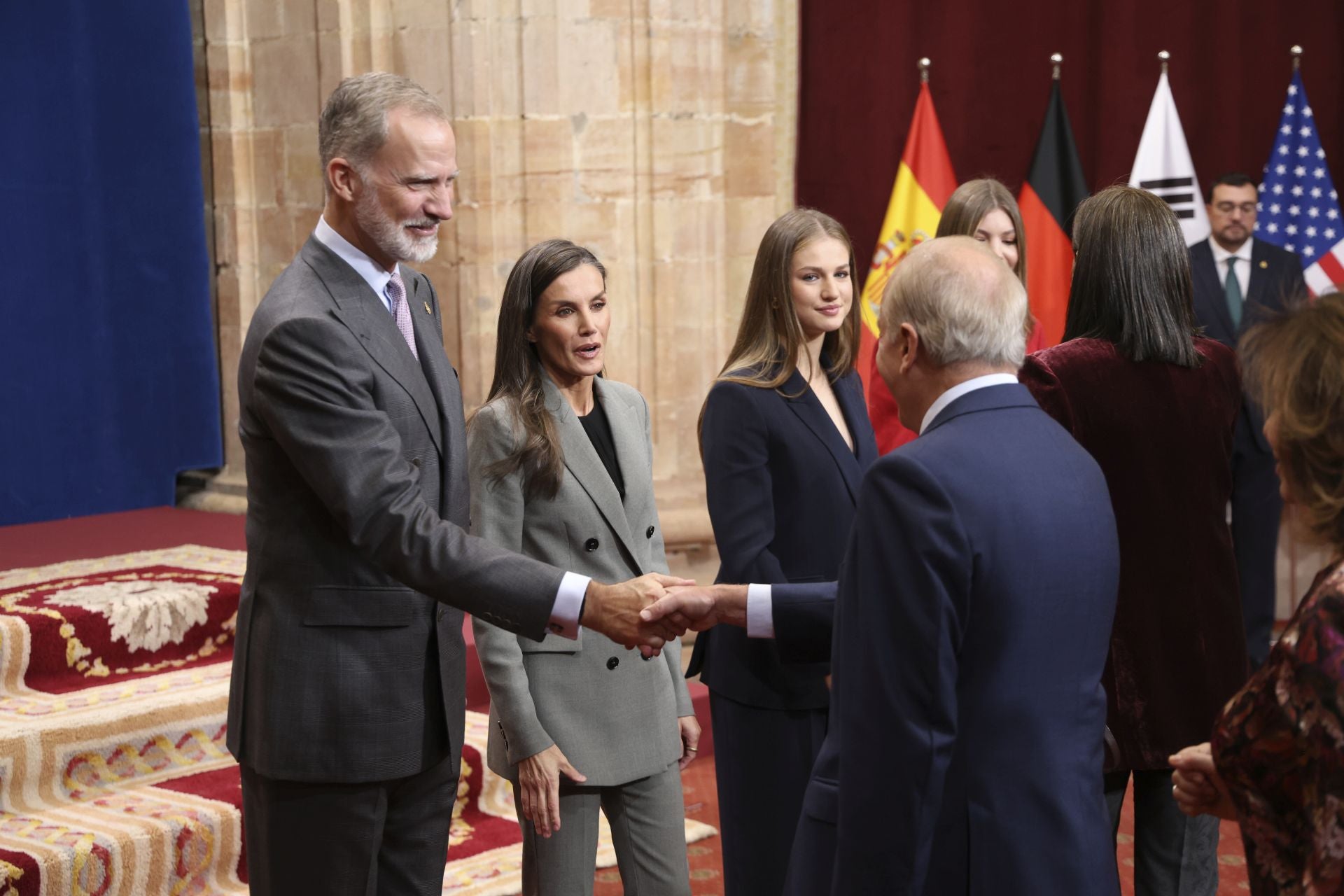 Muchas sonrisas y calurosos saludos en las audiencias de la Familia Real en el Reconquista