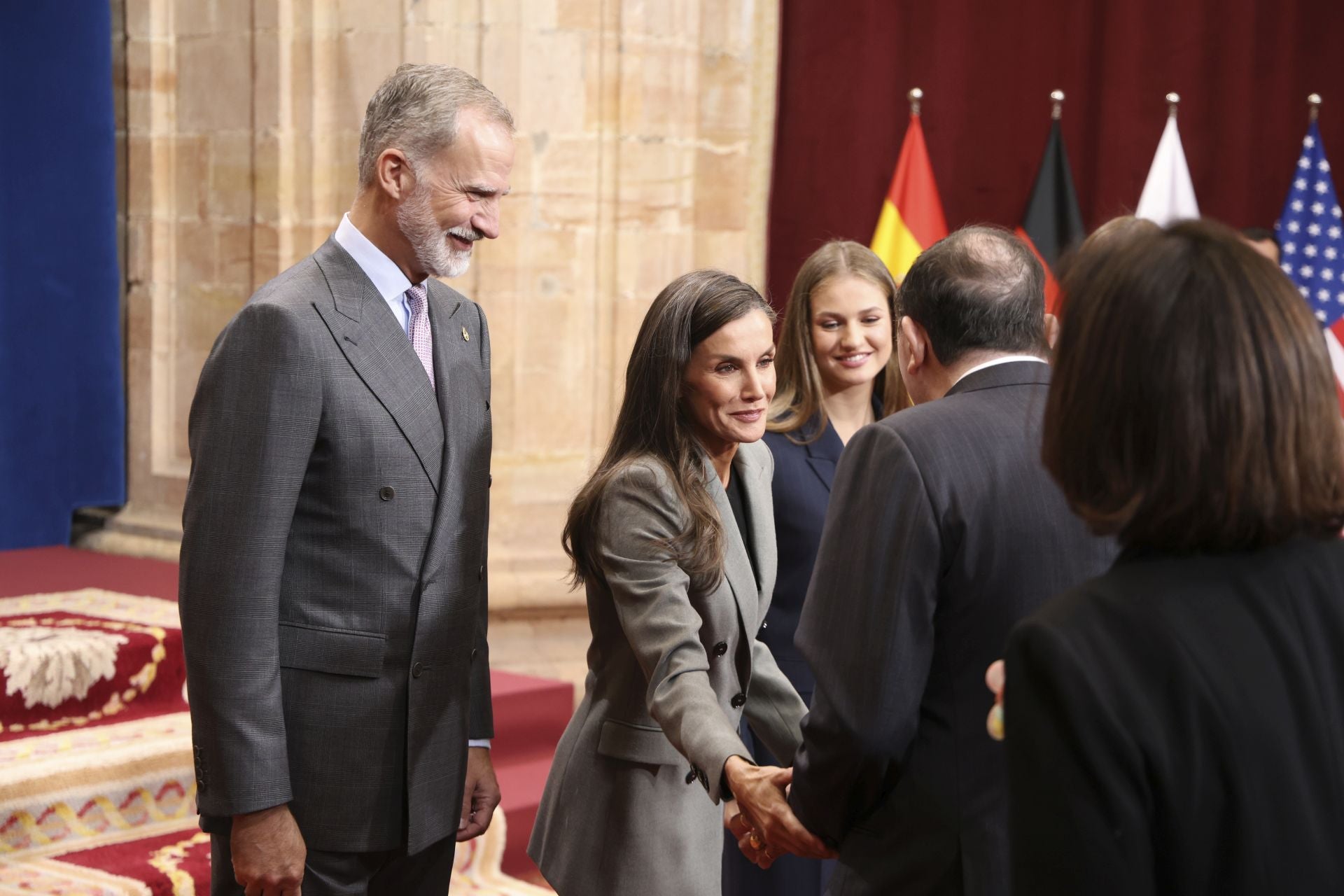 Muchas sonrisas y calurosos saludos en las audiencias de la Familia Real en el Reconquista
