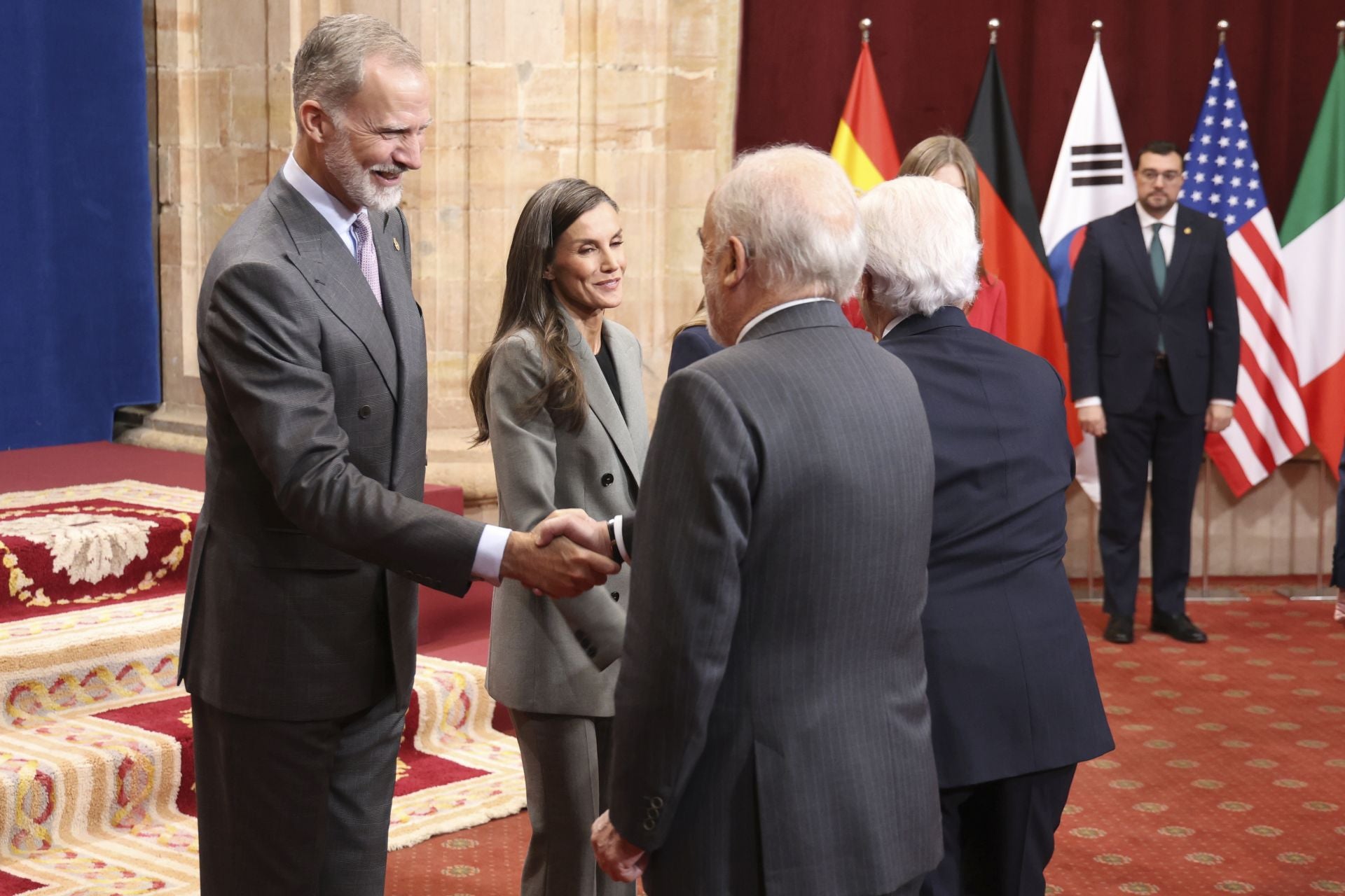 Muchas sonrisas y calurosos saludos en las audiencias de la Familia Real en el Reconquista