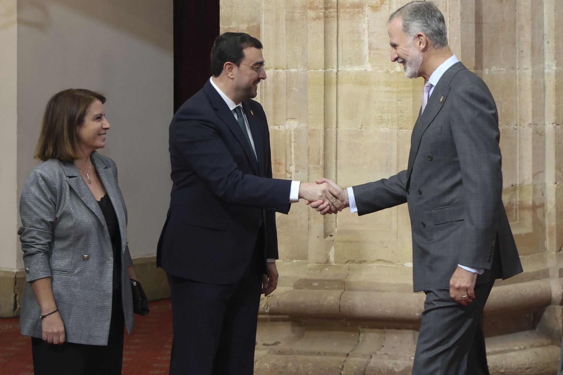 Muchas sonrisas y calurosos saludos en las audiencias de la Familia Real en el Reconquista