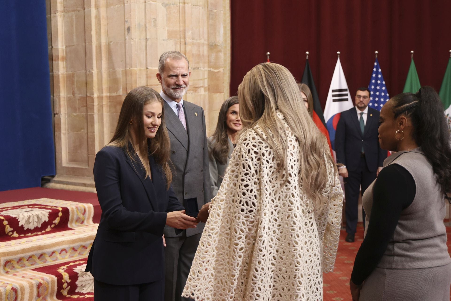 Muchas sonrisas y calurosos saludos en las audiencias de la Familia Real en el Reconquista