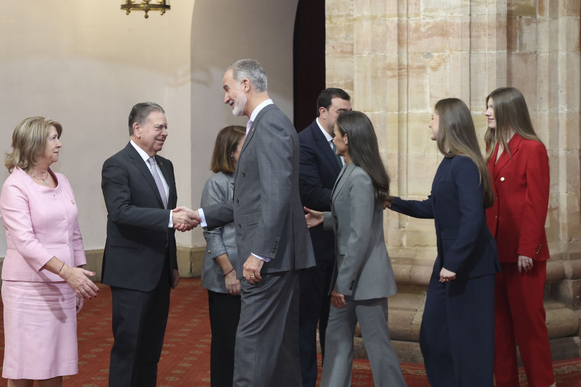 Muchas sonrisas y calurosos saludos en las audiencias de la Familia Real en el Reconquista