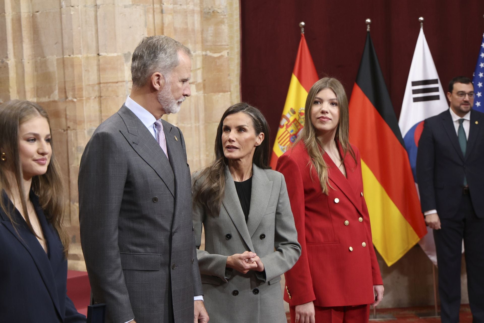 Muchas sonrisas y calurosos saludos en las audiencias de la Familia Real en el Reconquista