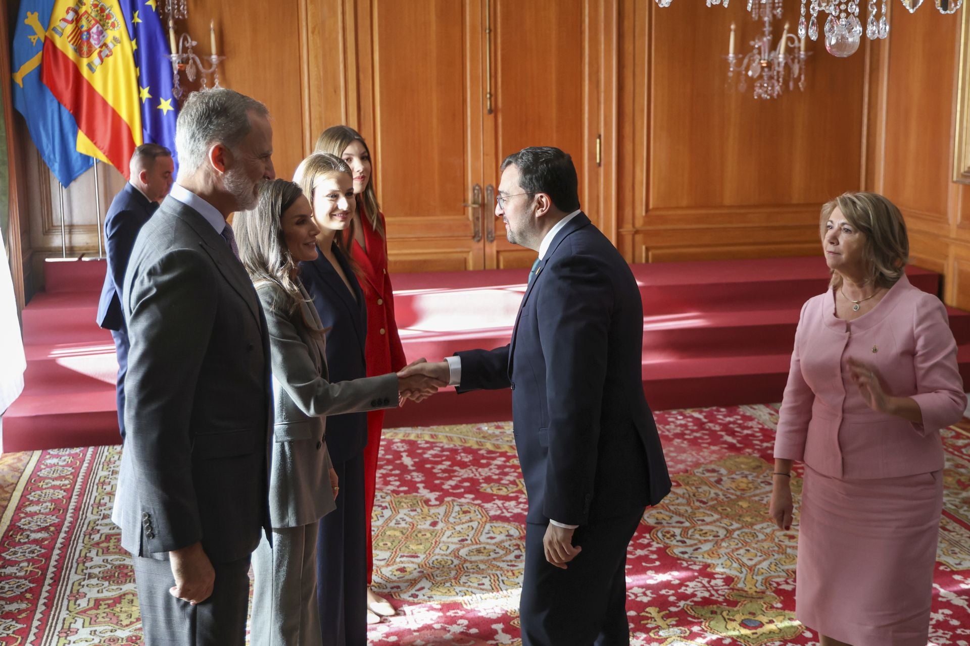 Muchas sonrisas y calurosos saludos en las audiencias de la Familia Real en el Reconquista