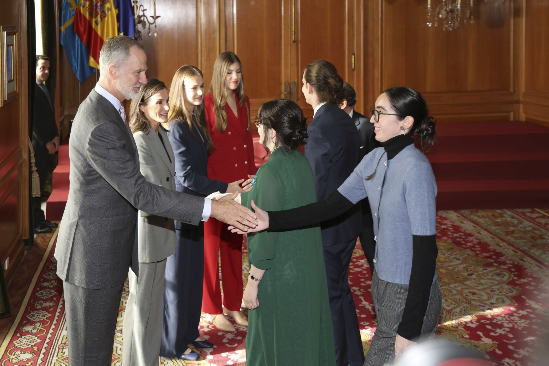 Muchas sonrisas y calurosos saludos en las audiencias de la Familia Real en el Reconquista