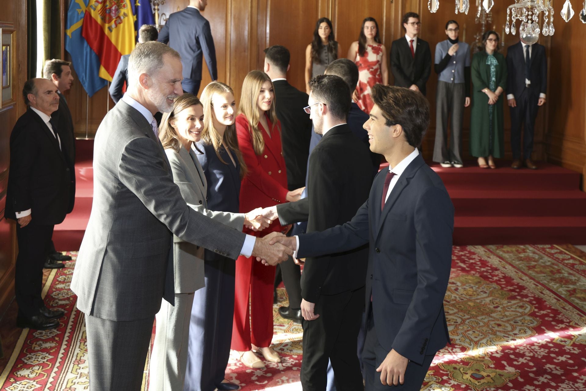 Muchas sonrisas y calurosos saludos en las audiencias de la Familia Real en el Reconquista
