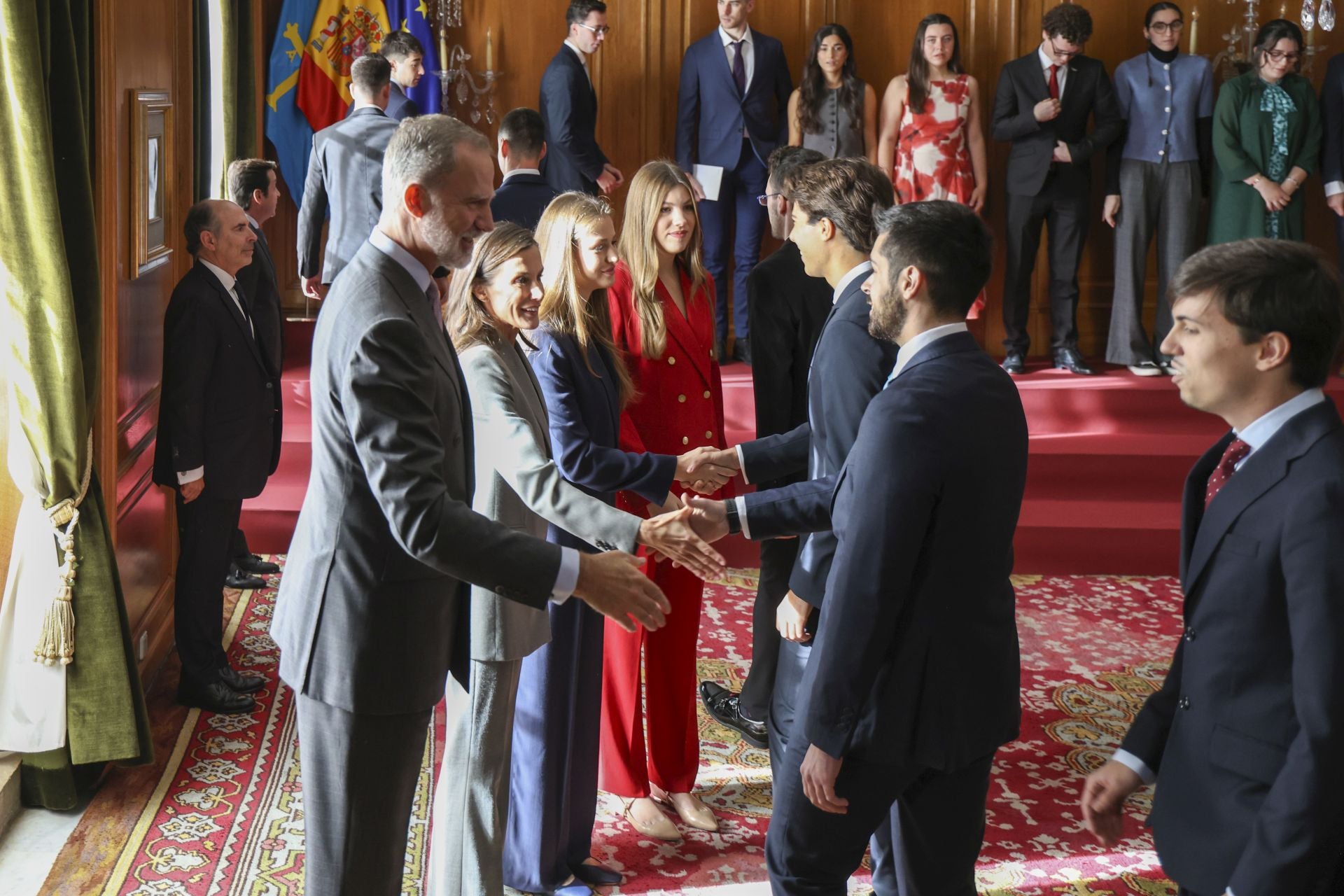 Muchas sonrisas y calurosos saludos en las audiencias de la Familia Real en el Reconquista