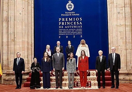 La Familia Real junto a los galardonados con los Premios Princesa de Asturias 2025 en el Hotel de la Reconquista.