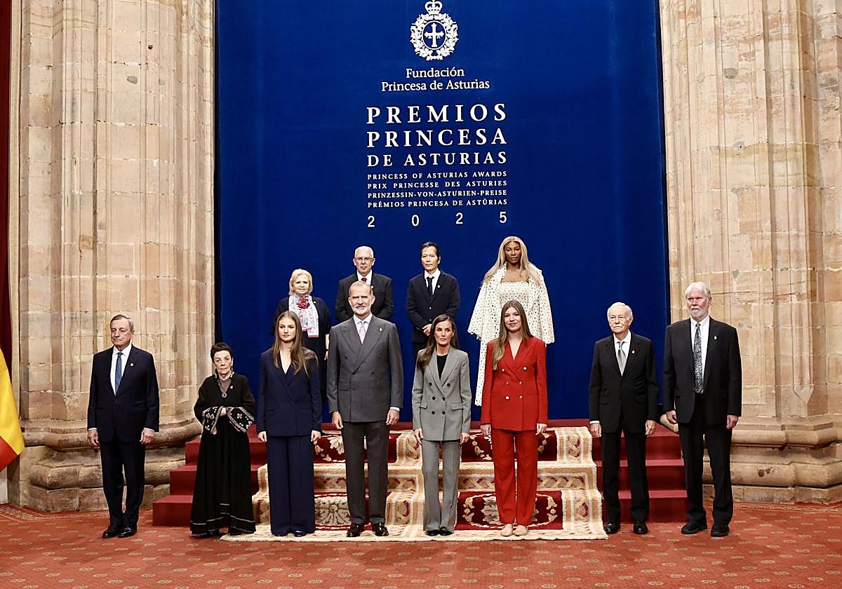 La Familia Real junto a los galardonados con los Premios Princesa de Asturias 2025 en el Hotel de la Reconquista.