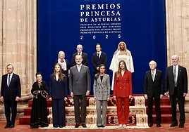 La Familia Real, con los galardonados con los Premios Princesa de Asturias 2025, a excepción de Mary-Claire King, que no pudo asistir.