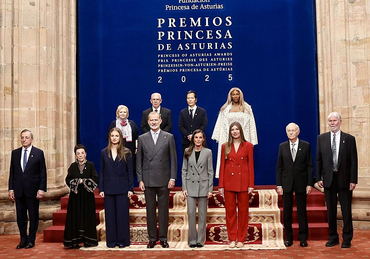 La Familia Real, con los galardonados con los Premios Princesa de Asturias 2025, a excepción de Mary-Claire King, que no pudo asistir.