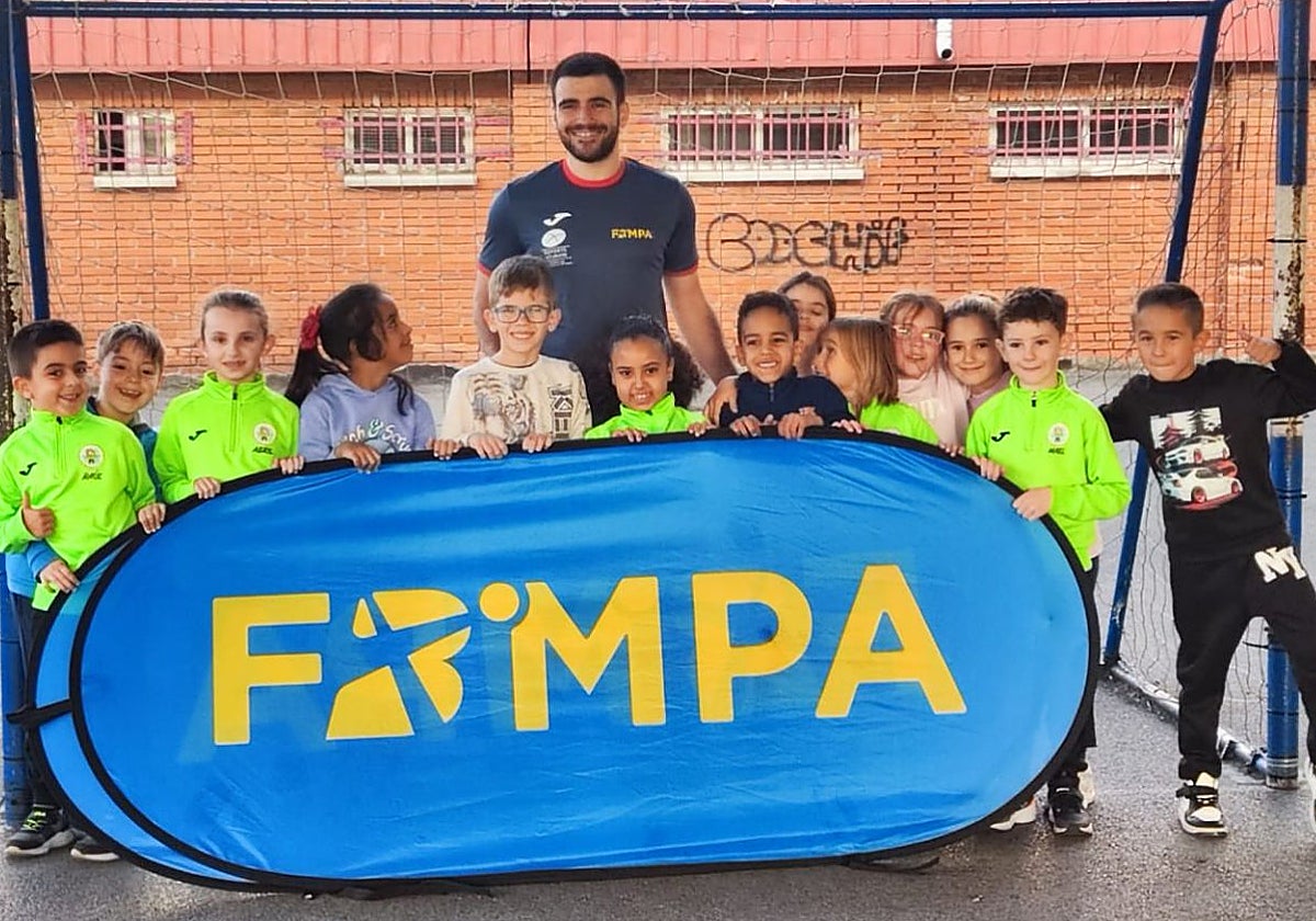 Participantes en la jornada para promocionar el balonmano en Langreo.