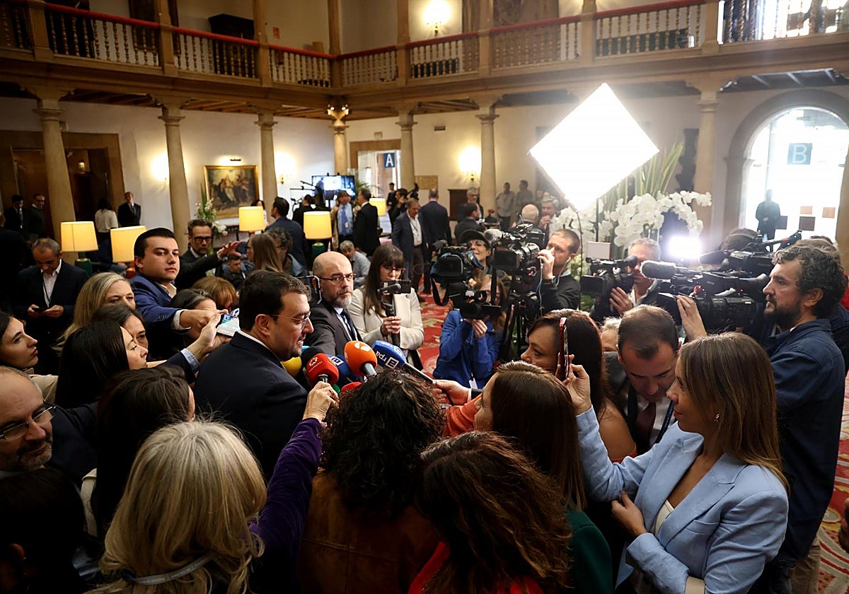 El presidente del Principado, en el hall del hotel de La Reconquista, minutos antes de la recepción con la Familia Real.