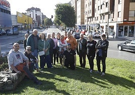 Varios de los comerciantes y vecinos de La Calzada que exigen iluminación navideña para la avenida Argentina.