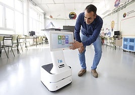 Roberto Pinillos, ingeniero de OffInnova, interactúa con el robot 'Higía', este viernes en el CIFP Avilés.
