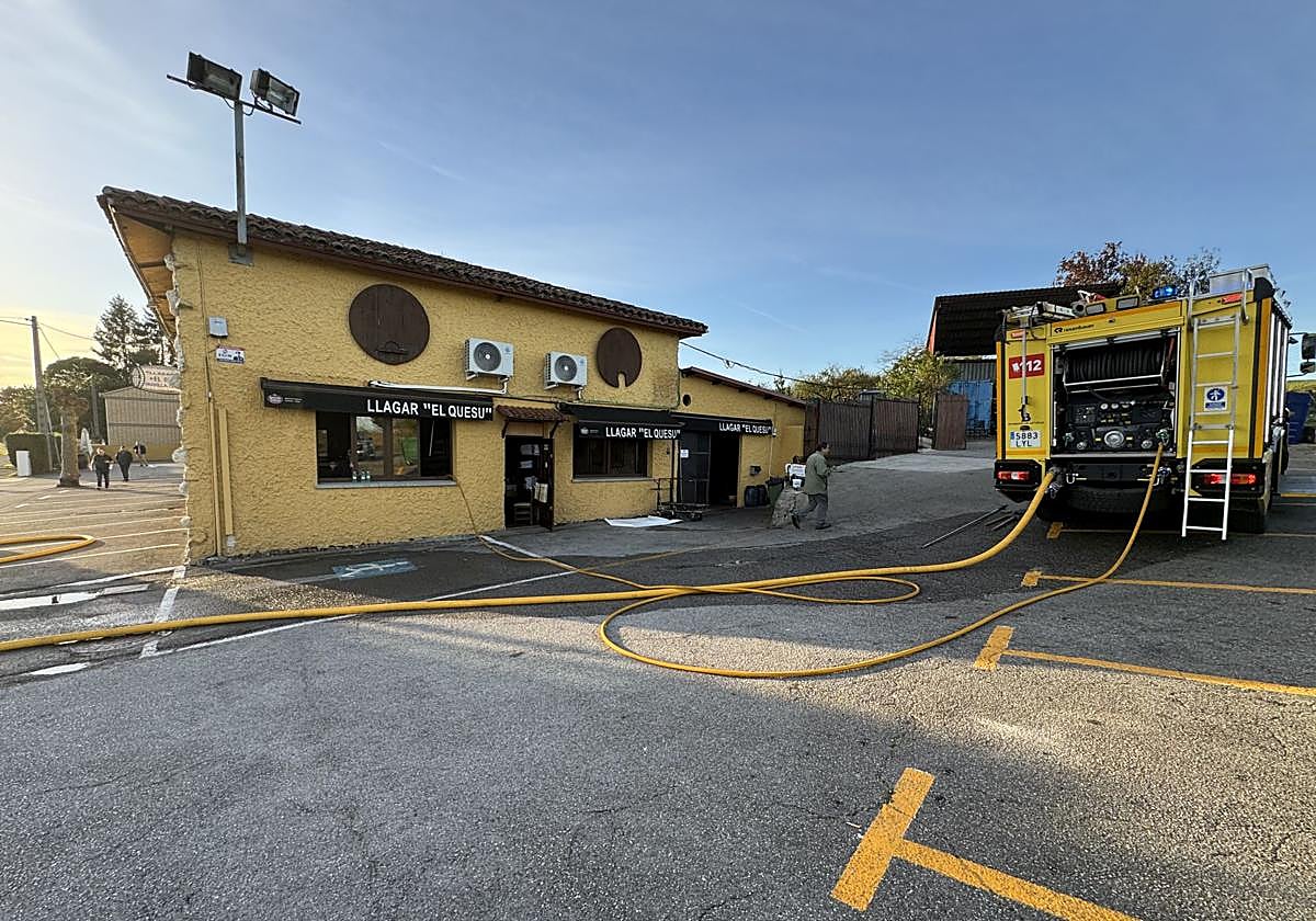 Efectivos de Bomberos en el LLagar El Quesu