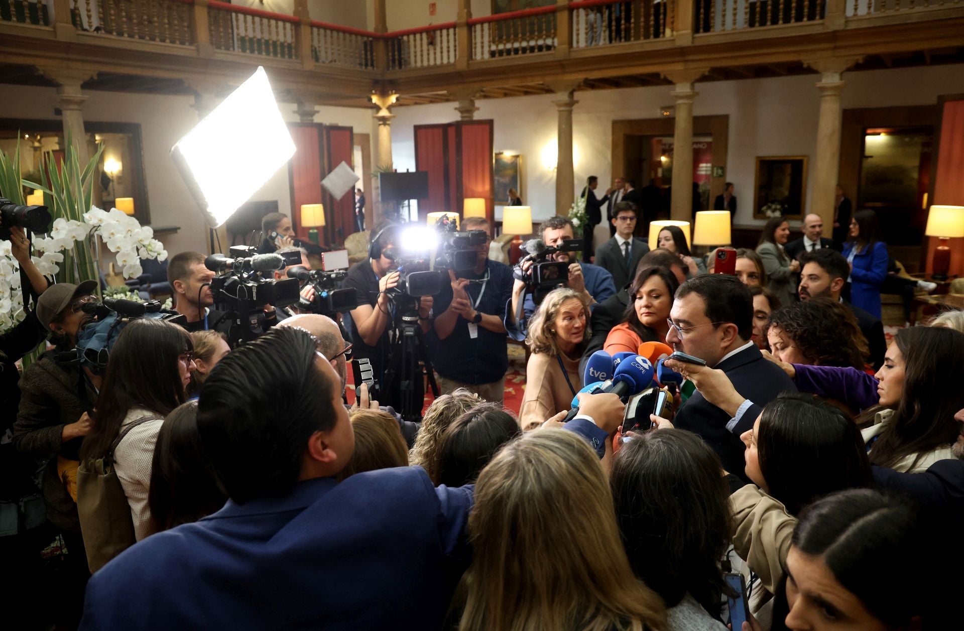 De la entrada de la reina Sofía al ambiente político y empresarial en el hall del Reconquista