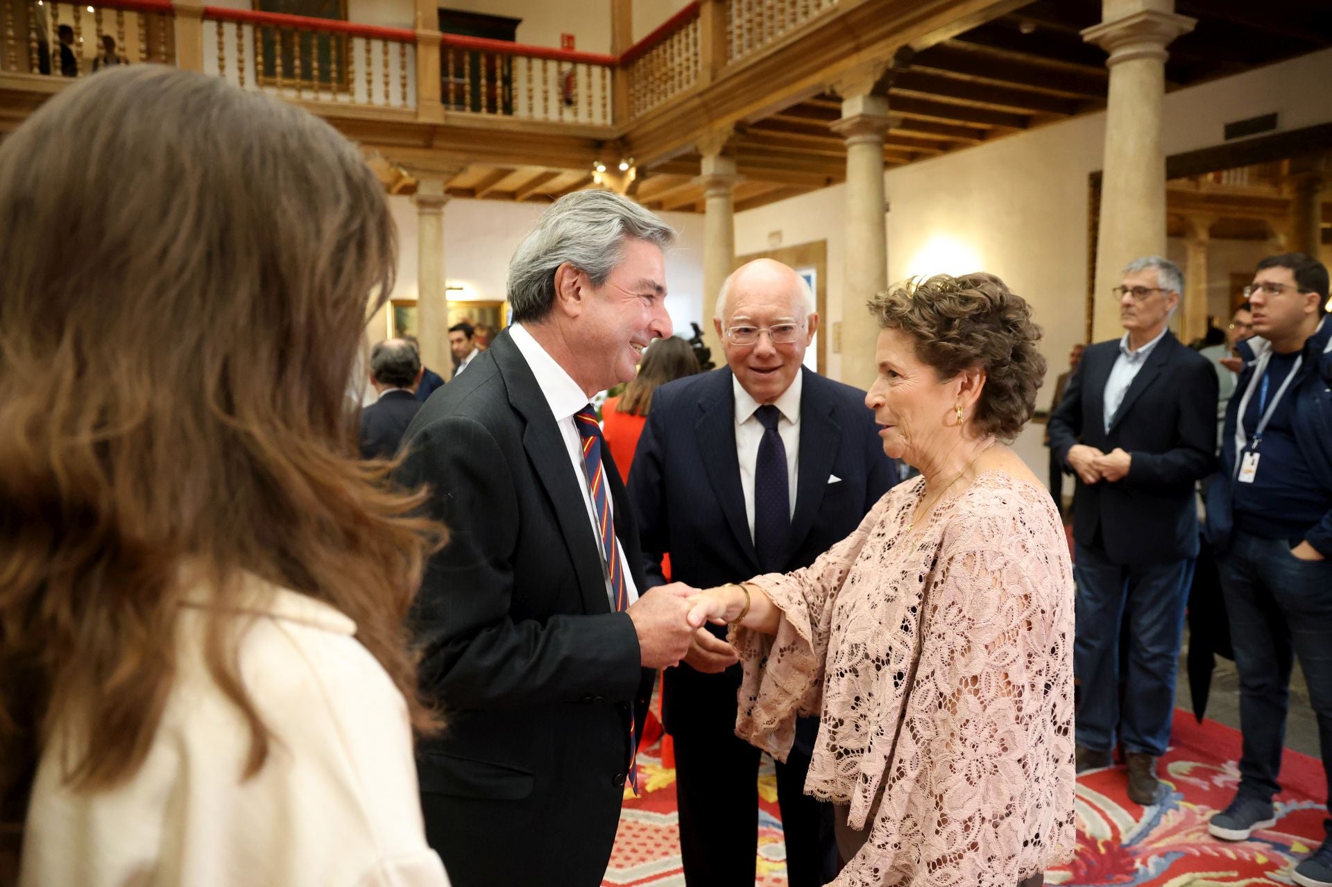 De la entrada de la reina Sofía al ambiente político y empresarial en el hall del Reconquista