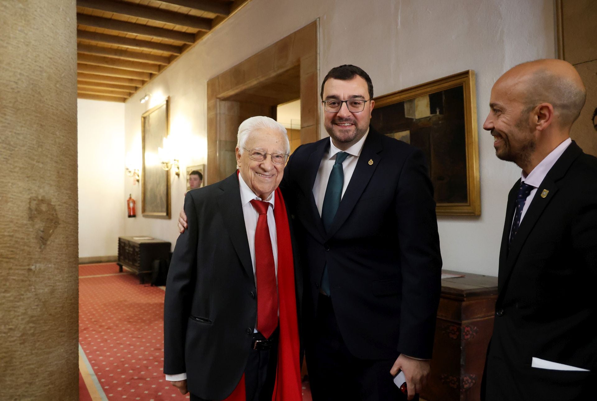 De la entrada de la reina Sofía al ambiente político y empresarial en el hall del Reconquista
