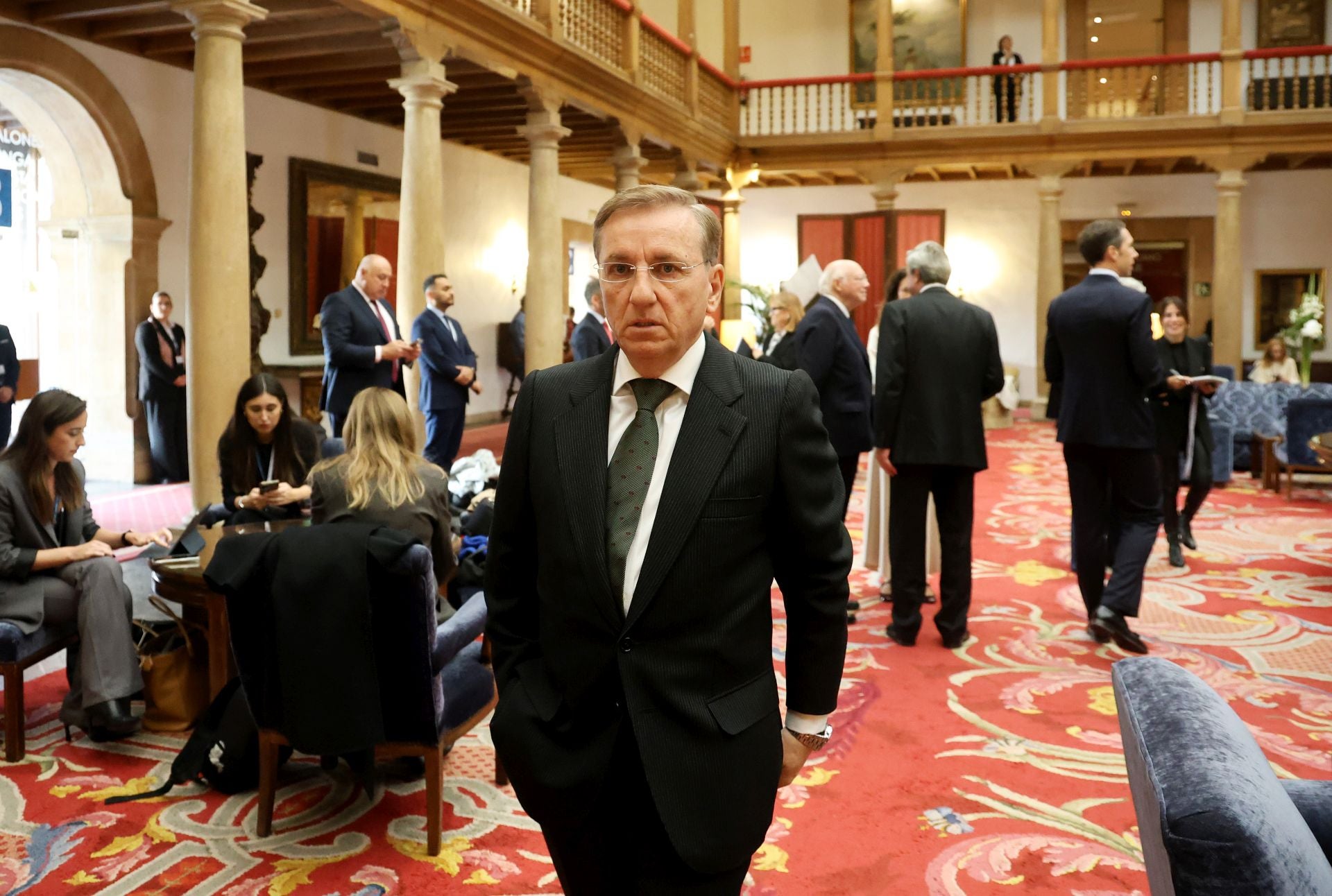 De la entrada de la reina Sofía al ambiente político y empresarial en el hall del Reconquista