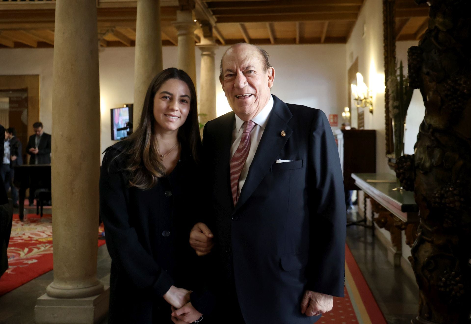De la entrada de la reina Sofía al ambiente político y empresarial en el hall del Reconquista