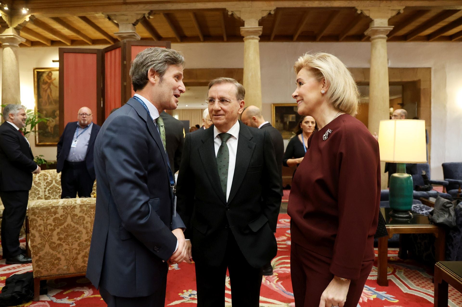 De la entrada de la reina Sofía al ambiente político y empresarial en el hall del Reconquista