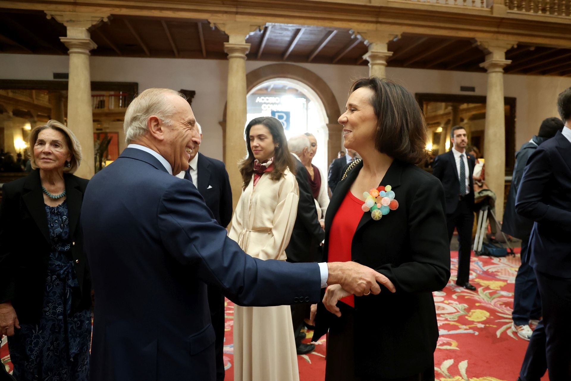 De la entrada de la reina Sofía al ambiente político y empresarial en el hall del Reconquista