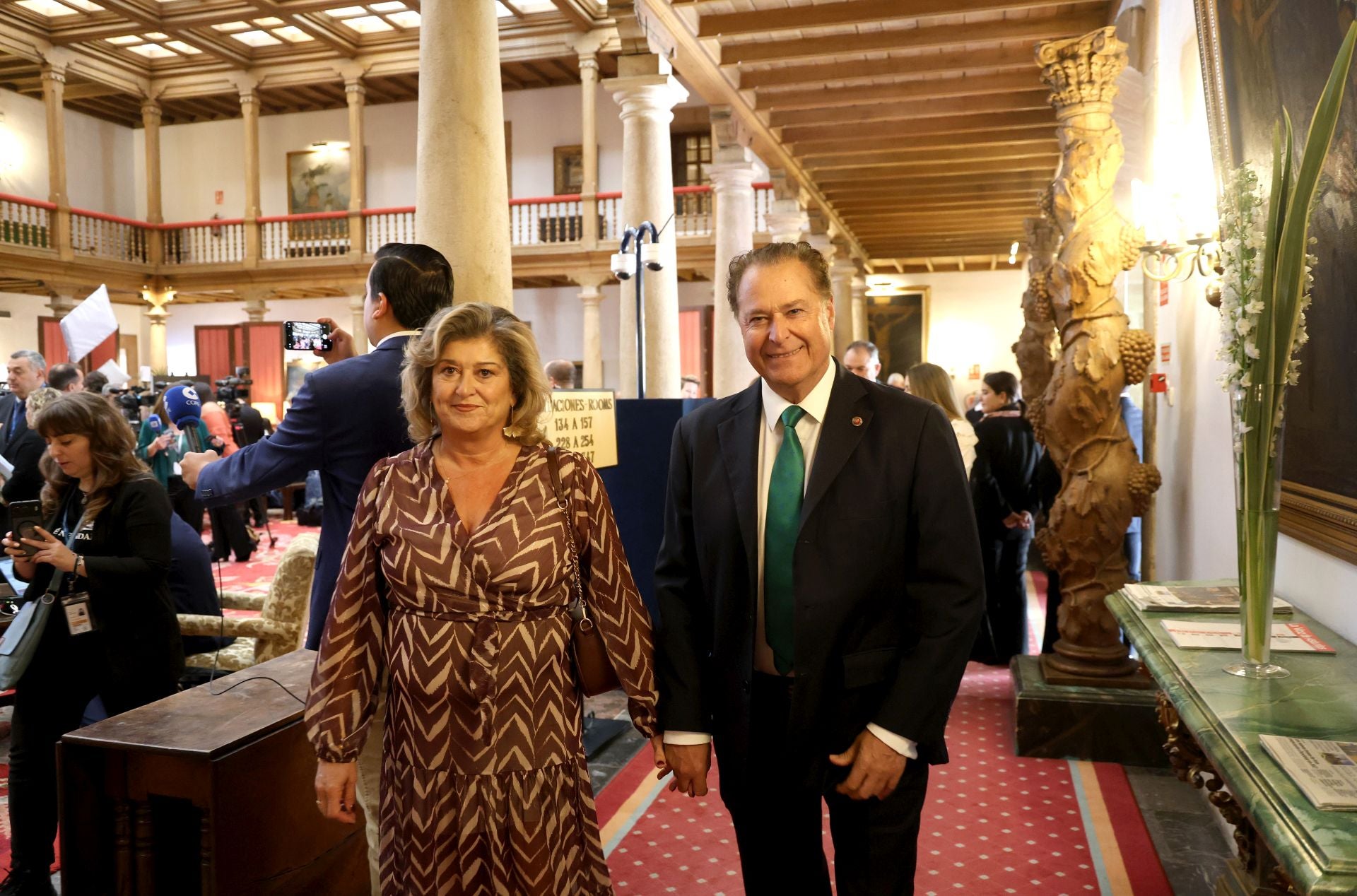 De la entrada de la reina Sofía al ambiente político y empresarial en el hall del Reconquista