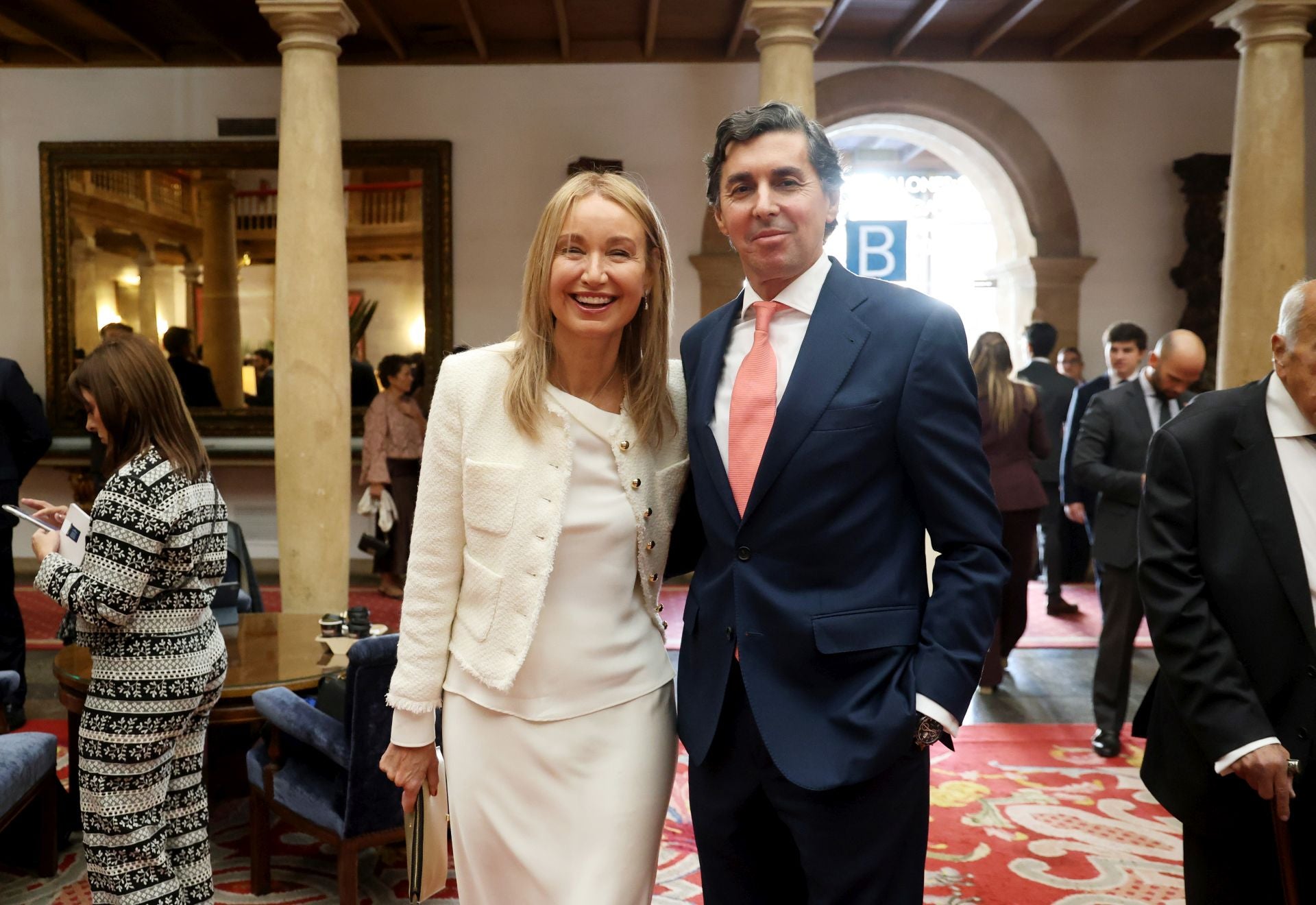 De la entrada de la reina Sofía al ambiente político y empresarial en el hall del Reconquista