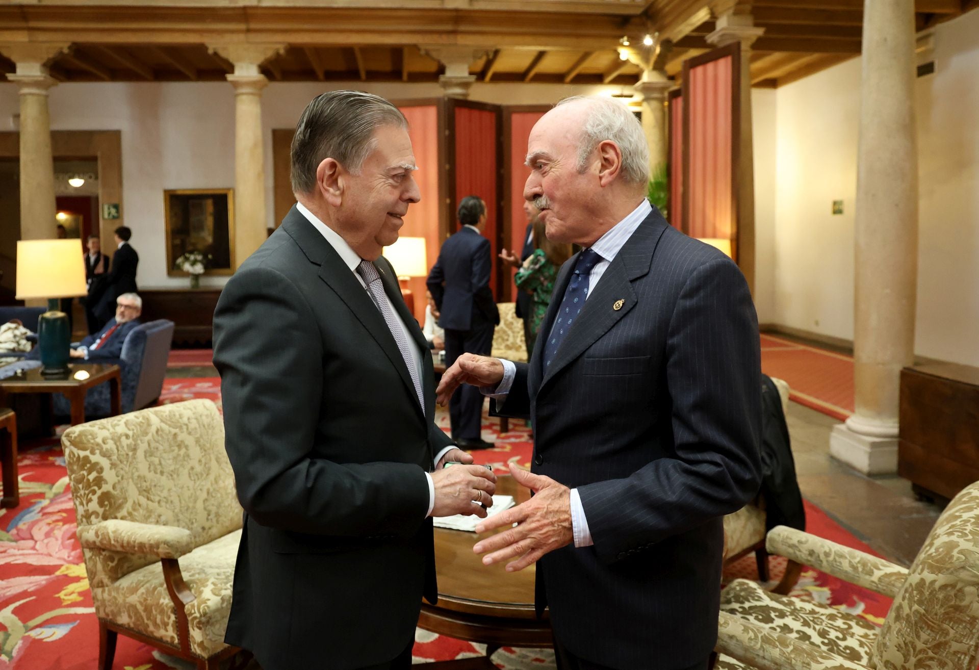 De la entrada de la reina Sofía al ambiente político y empresarial en el hall del Reconquista