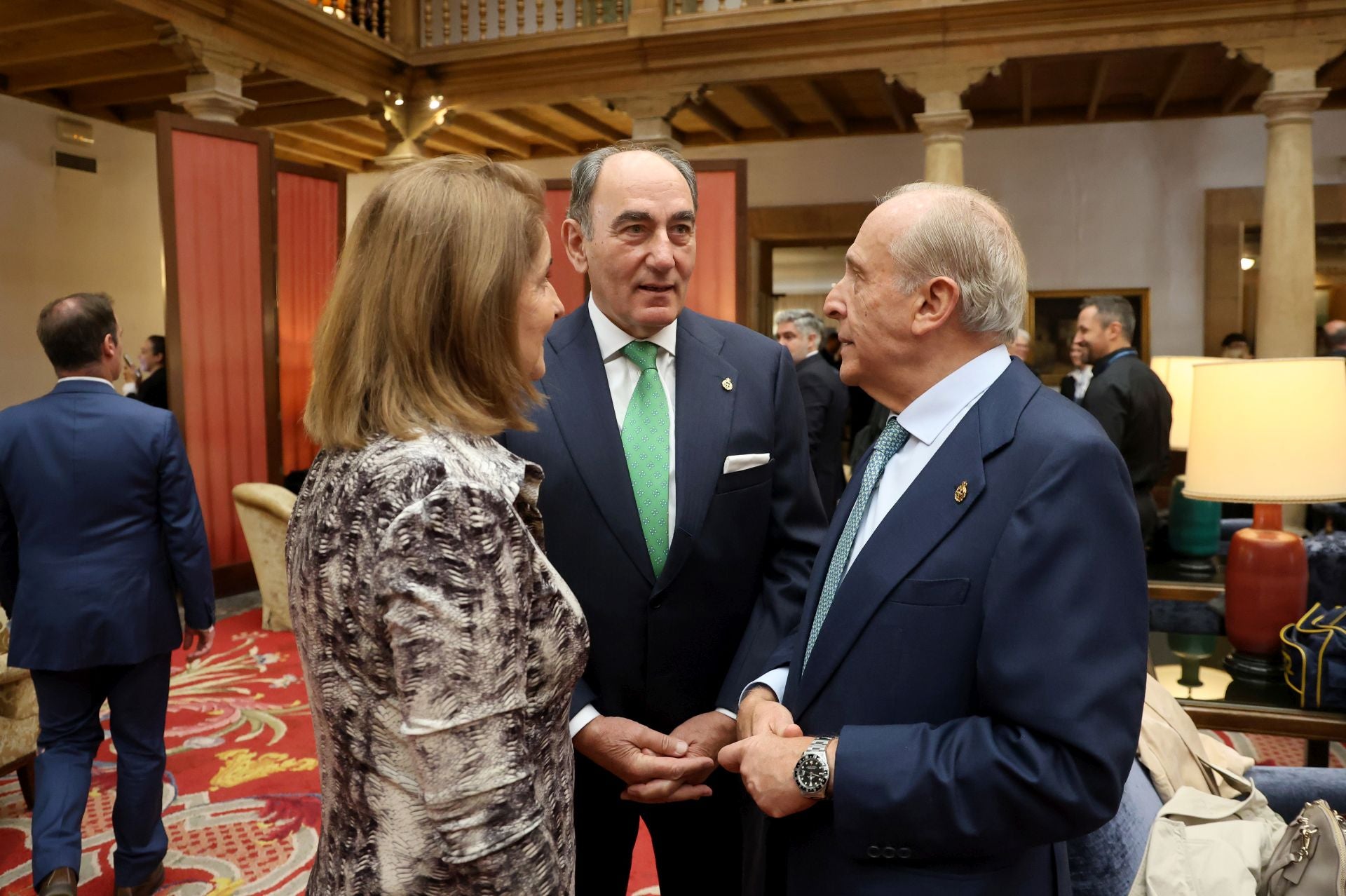 De la entrada de la reina Sofía al ambiente político y empresarial en el hall del Reconquista