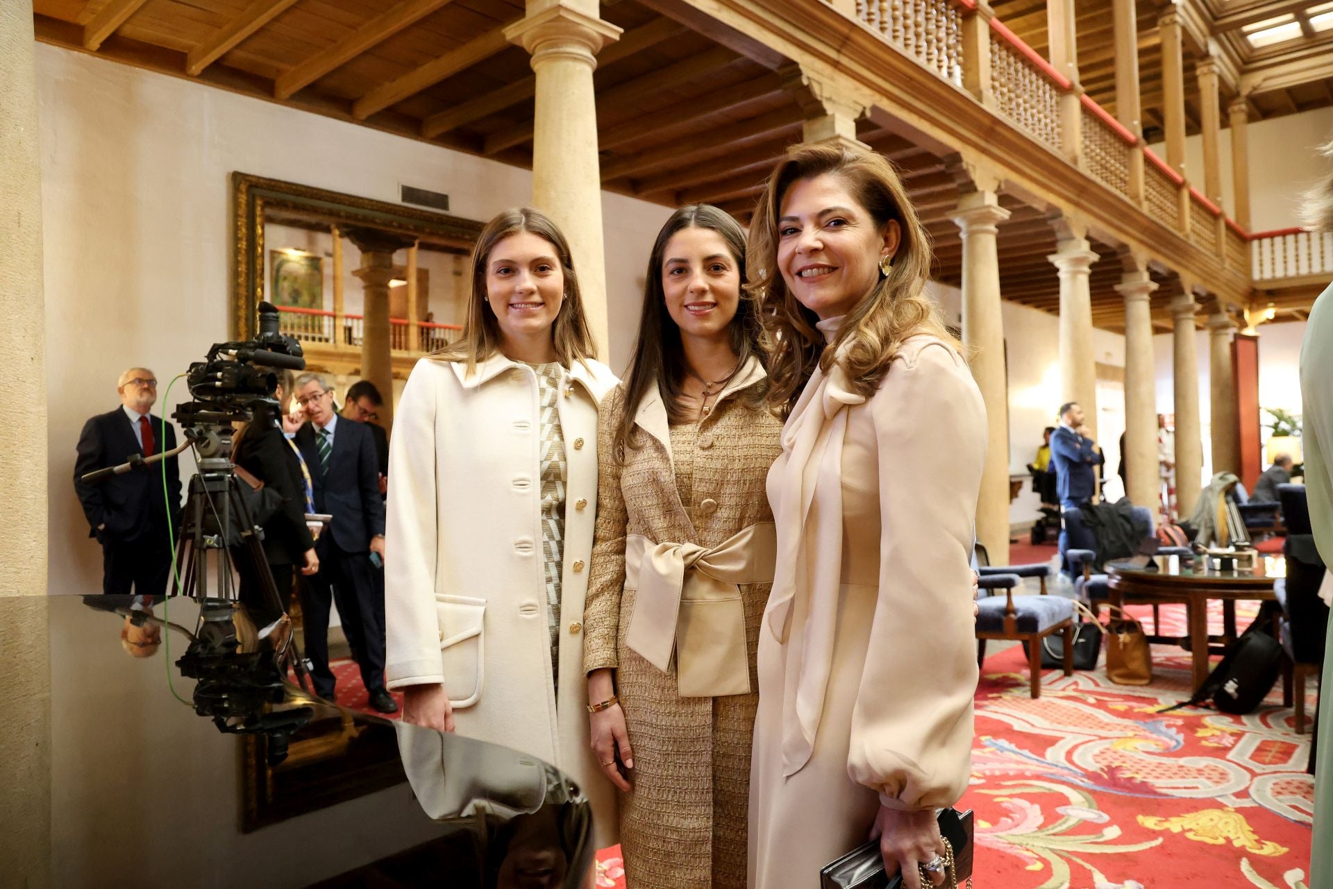 De la entrada de la reina Sofía al ambiente político y empresarial en el hall del Reconquista