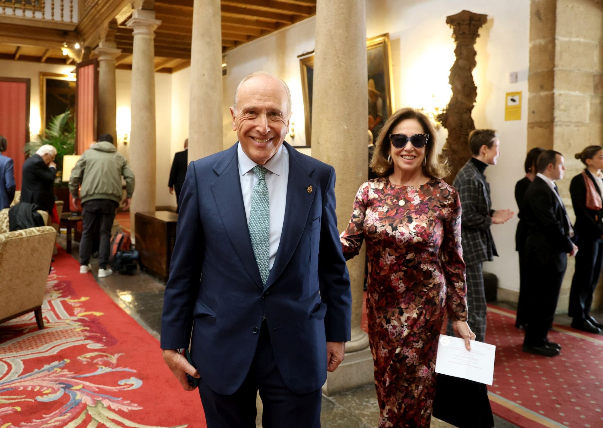 De la entrada de la reina Sofía al ambiente político y empresarial en el hall del Reconquista