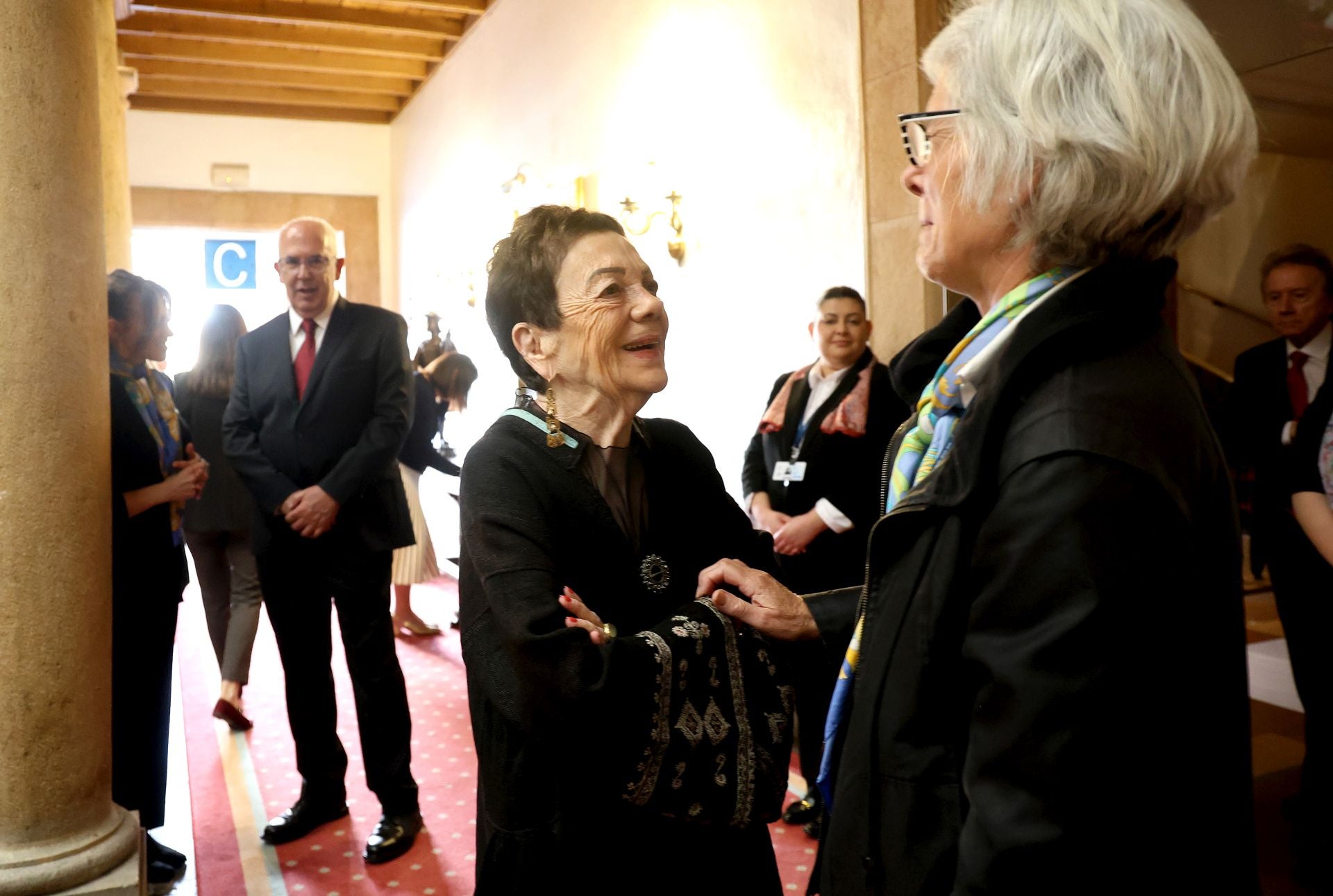 De la entrada de la reina Sofía al ambiente político y empresarial en el hall del Reconquista