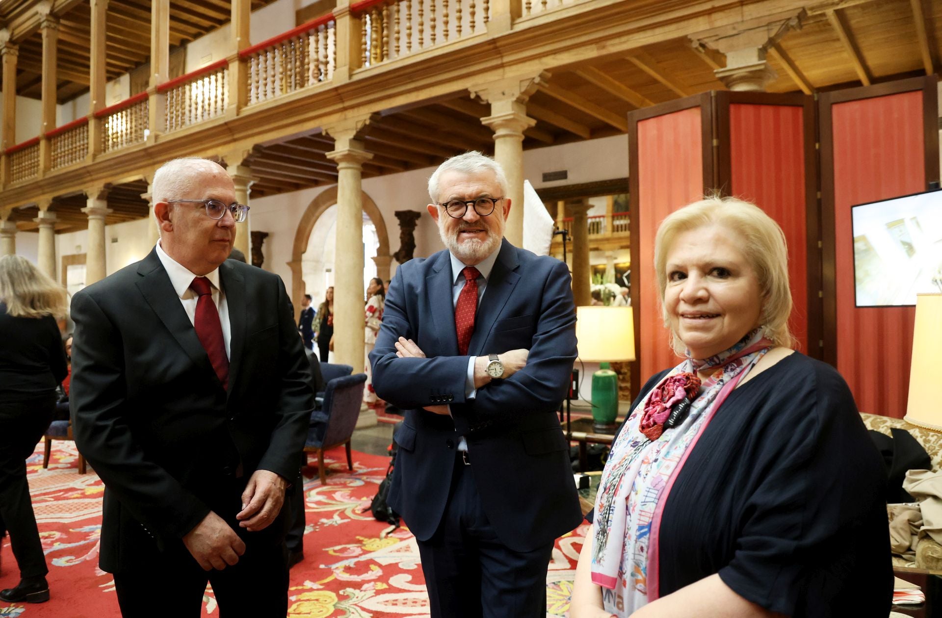 De la entrada de la reina Sofía al ambiente político y empresarial en el hall del Reconquista