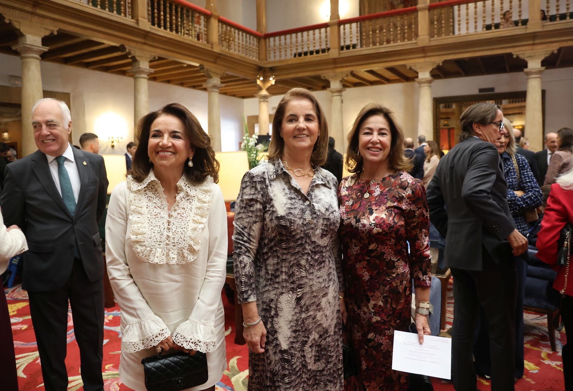 De la entrada de la reina Sofía al ambiente político y empresarial en el hall del Reconquista