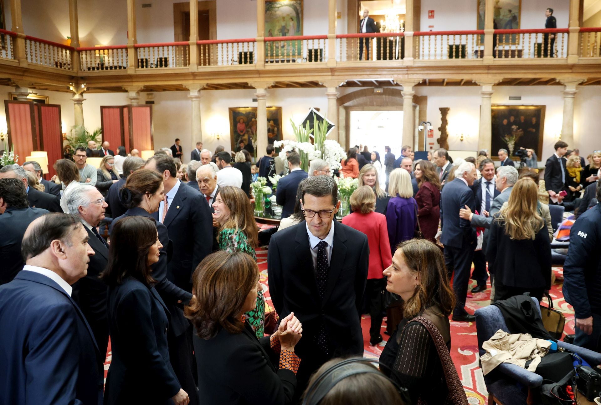 De la entrada de la reina Sofía al ambiente político y empresarial en el hall del Reconquista