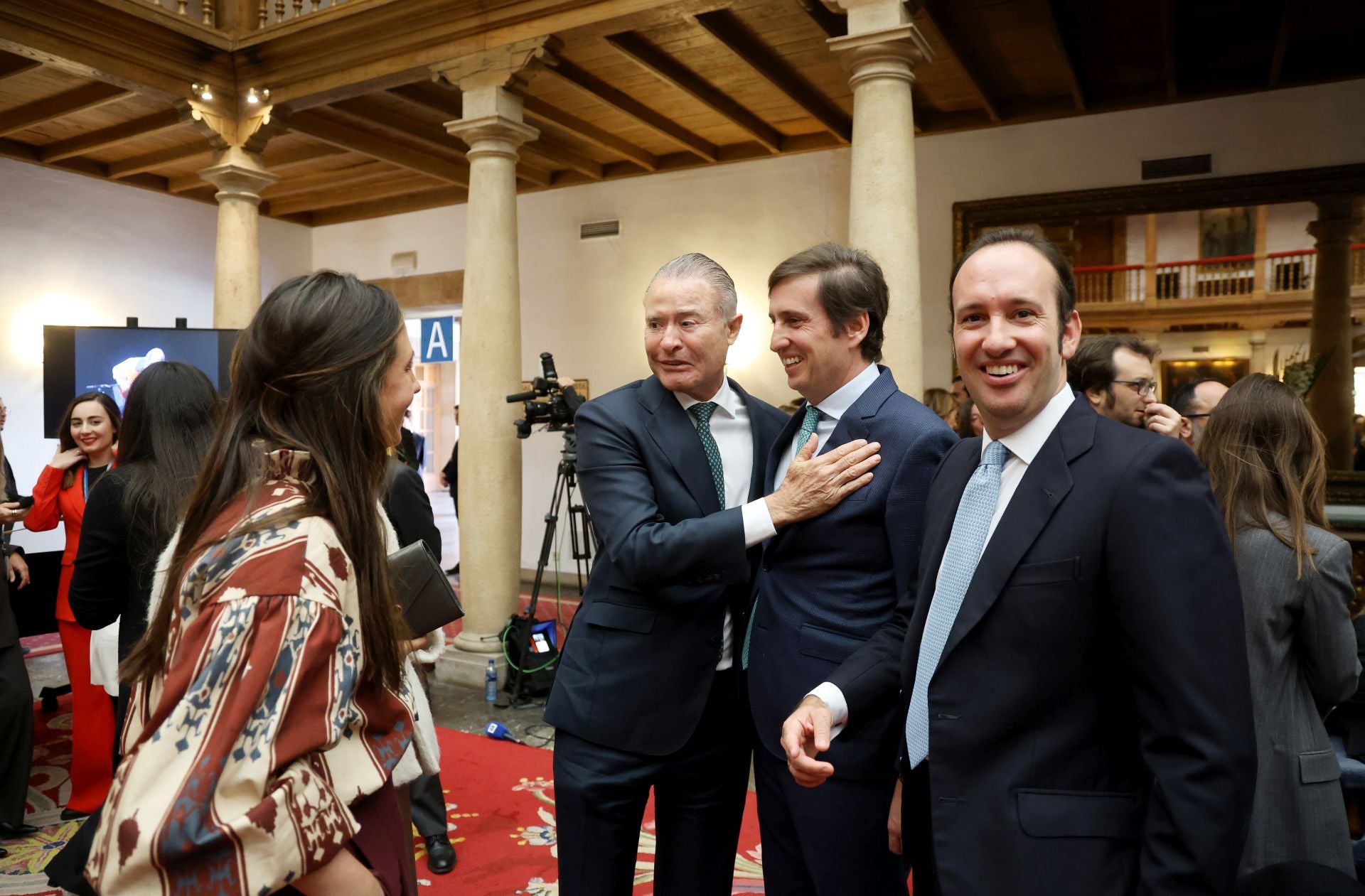 De la entrada de la reina Sofía al ambiente político y empresarial en el hall del Reconquista