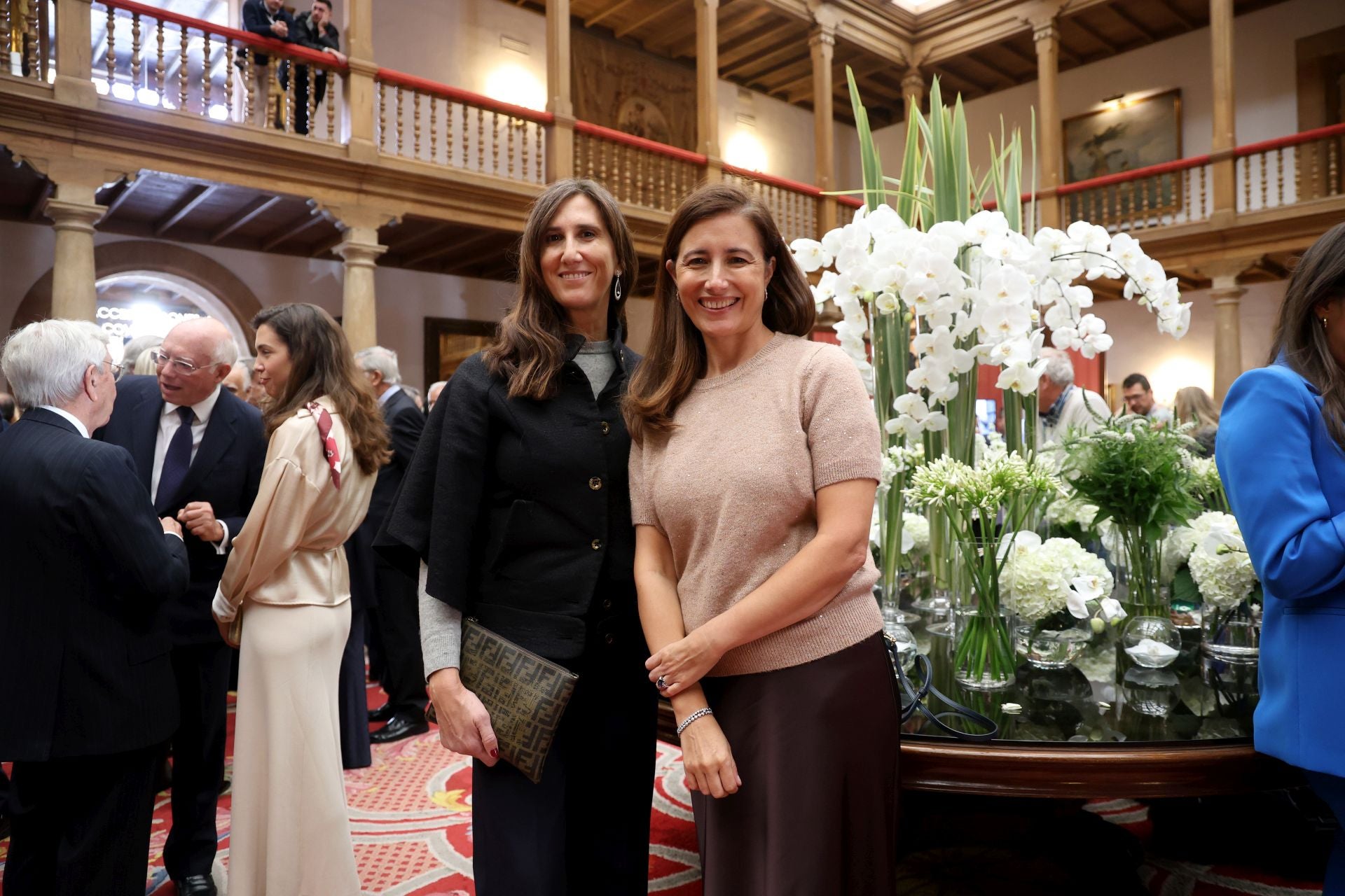 De la entrada de la reina Sofía al ambiente político y empresarial en el hall del Reconquista