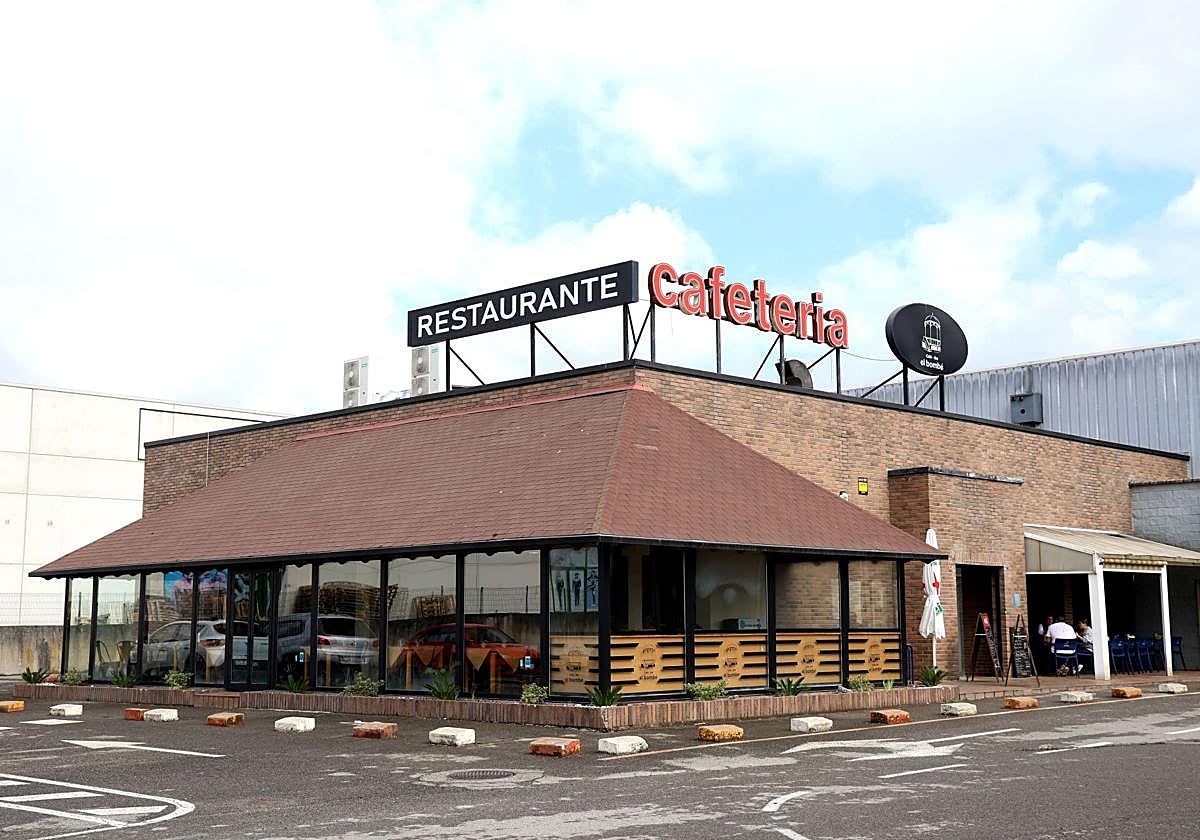 En su carta destacan los platos combinados, sus menús del día y sus dos especialidades: la carne a la parrilla y los pollos asados.