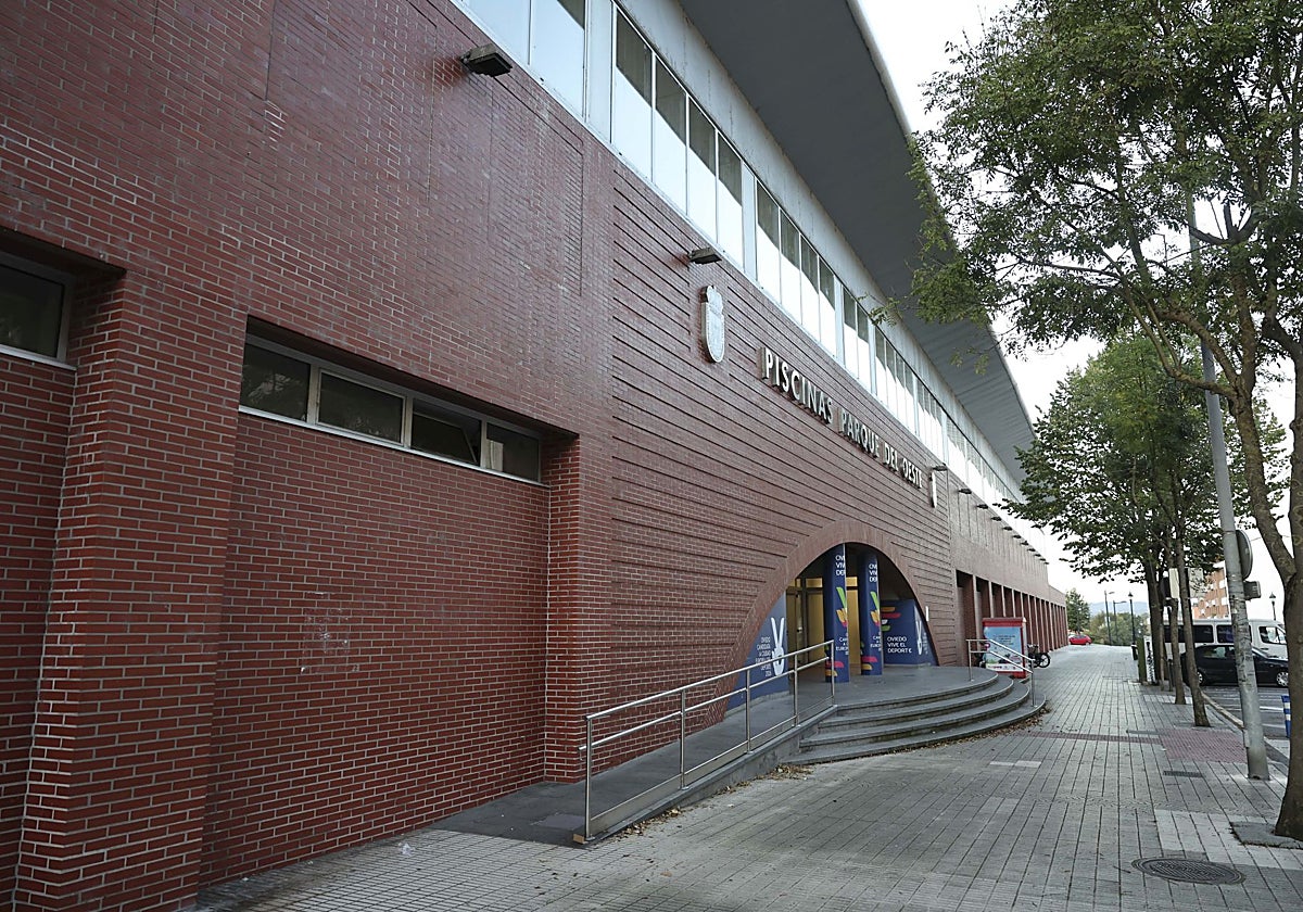 Acceso a las piscinas del Parque del Oeste que aguardan por una profunda rehabilitación.