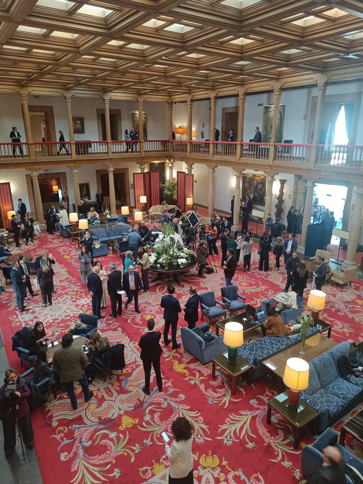 De la entrada de la reina Sofía al ambiente político y empresarial en el hall del Reconquista