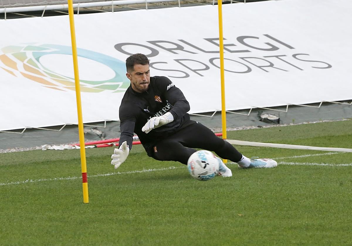 Rubén Yáñez, ayer, realizando una parada en el campo número 1 de Mareo.