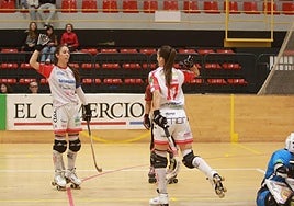 Marta Piquero y Mariona celebran uno de los goles del conjunto gijonés.